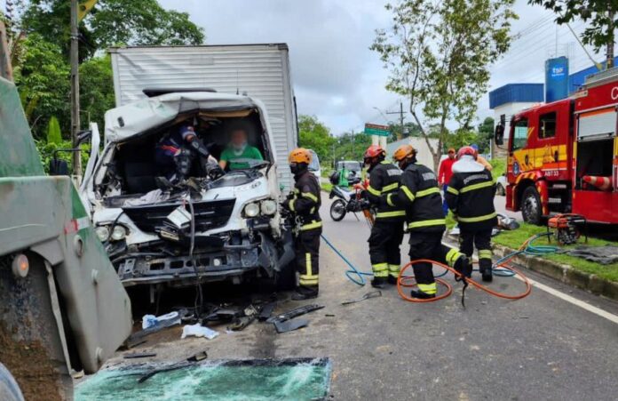 Corpo de bombeiros realizando trabalho de resgate