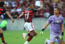 Flamengo vence clássico e encosta na liderança do Brasileirão